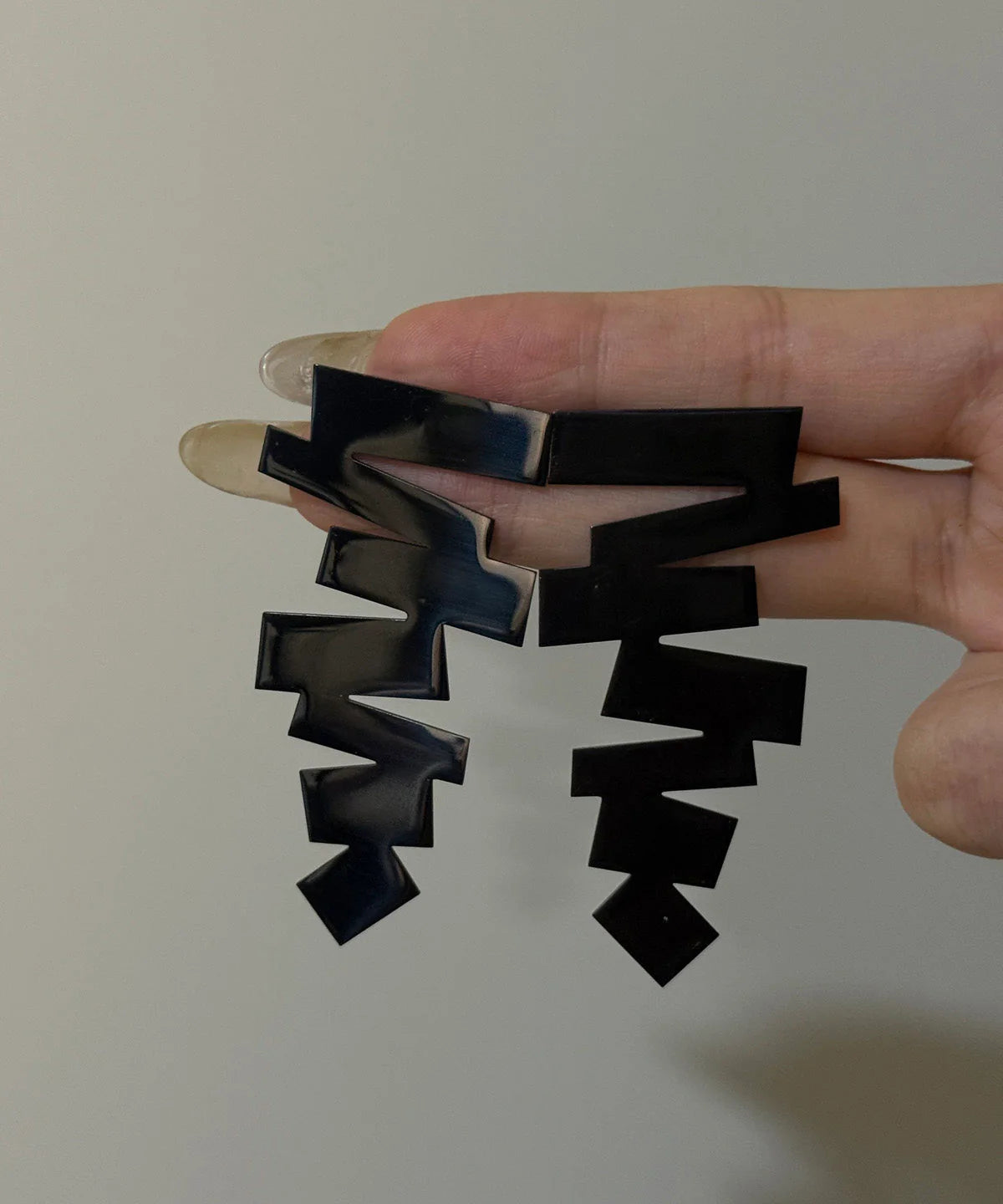 Boucles d'oreilles pendantes asymétriques pour femme 1