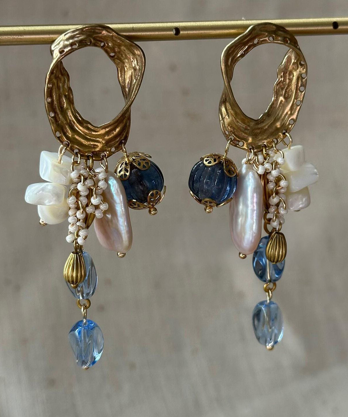 Boucles d'oreilles pendantes asymétriques pour femmes avec pompon en perles 1
