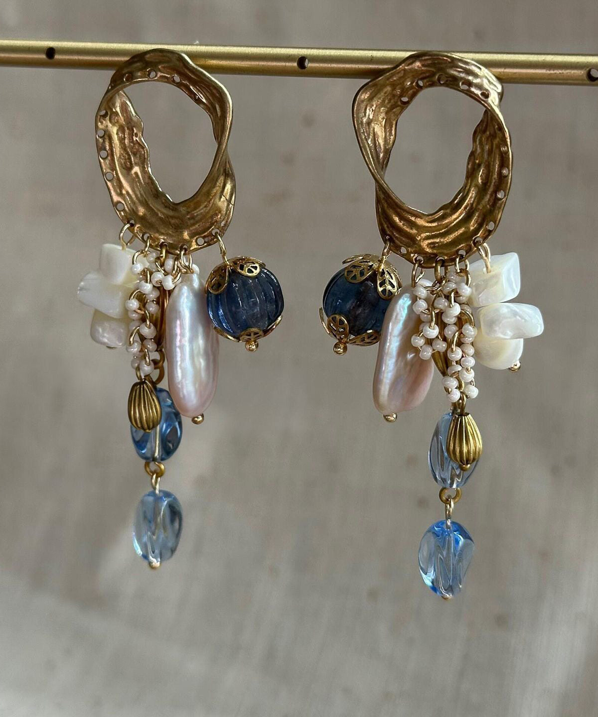 Boucles d'oreilles pendantes asymétriques pour femmes avec pompon en perles 2