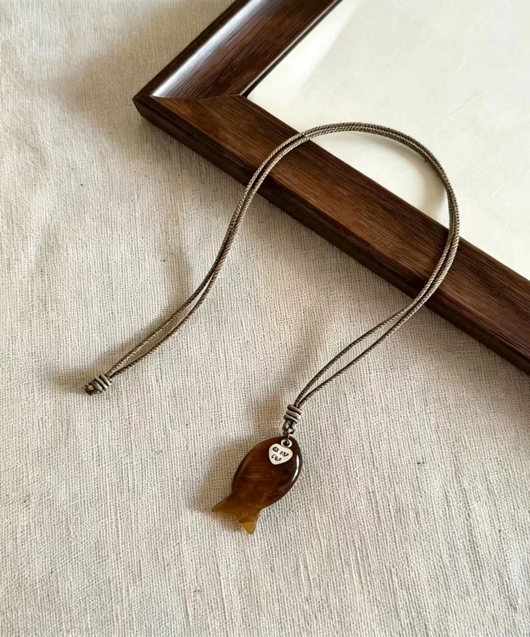Collier Femme Pendentif Œil de Tigre et Poisson 4