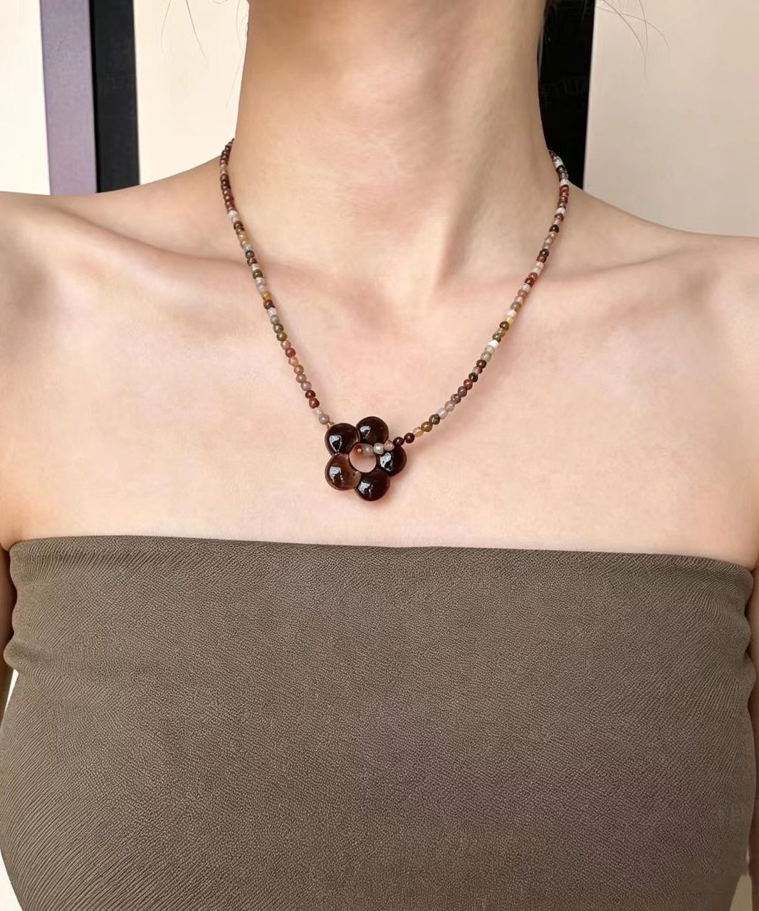 Collier ras du cou pour femme avec pendentif floral en pierre naturelle 3