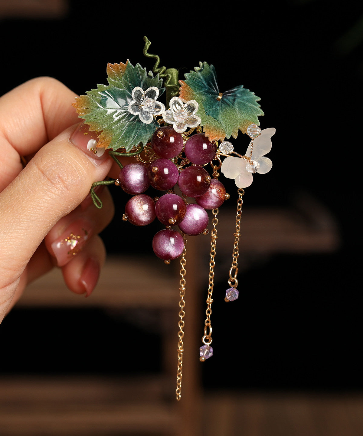 Paire d'épingles à cheveux style chinois avec pompon raisin violet métallisé 1