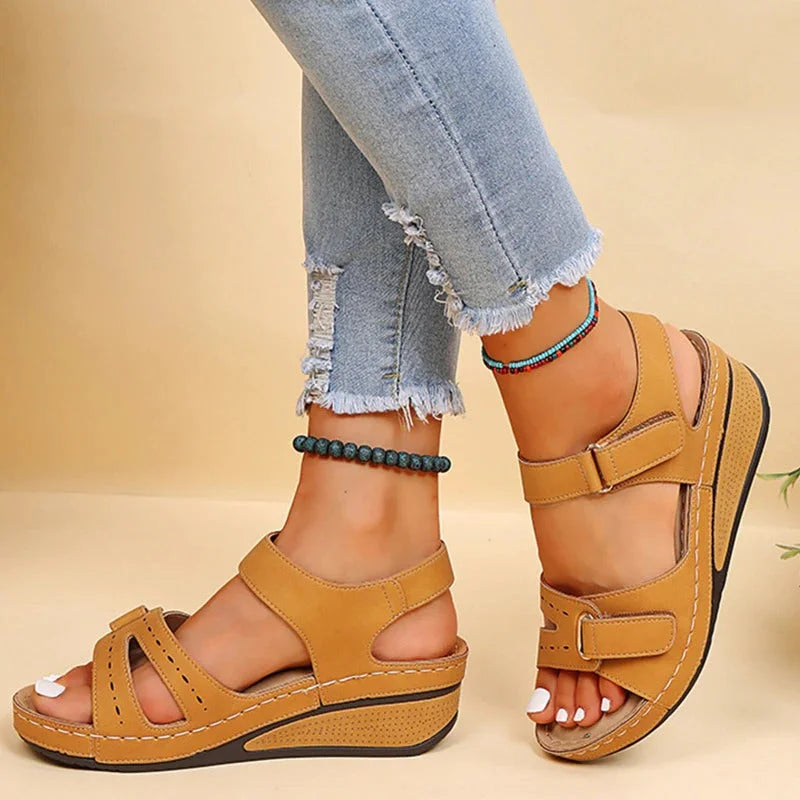 Sandales ergonomiques pour femmes, idéales pour la randonnée, en matières synthétiques et textiles. 4