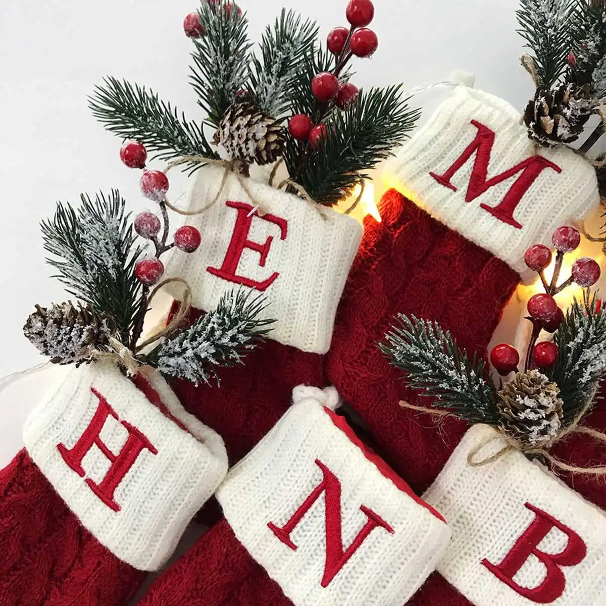 Chaussettes tricotées avec des lettres de Noël