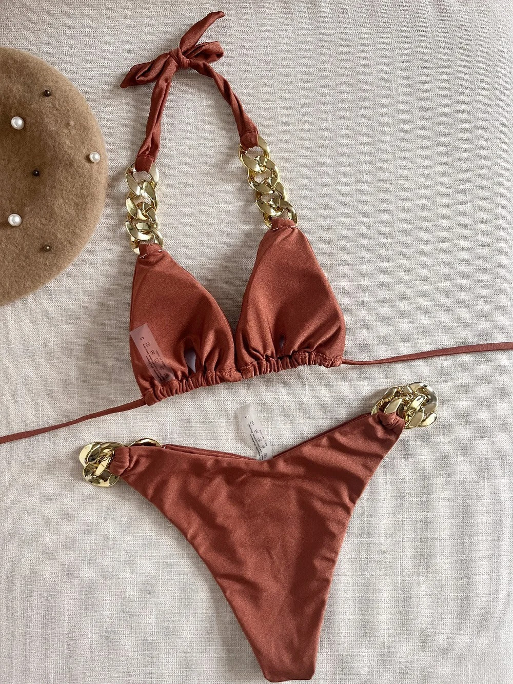 Ensemble de bikini dos nu à chaînes dorées
