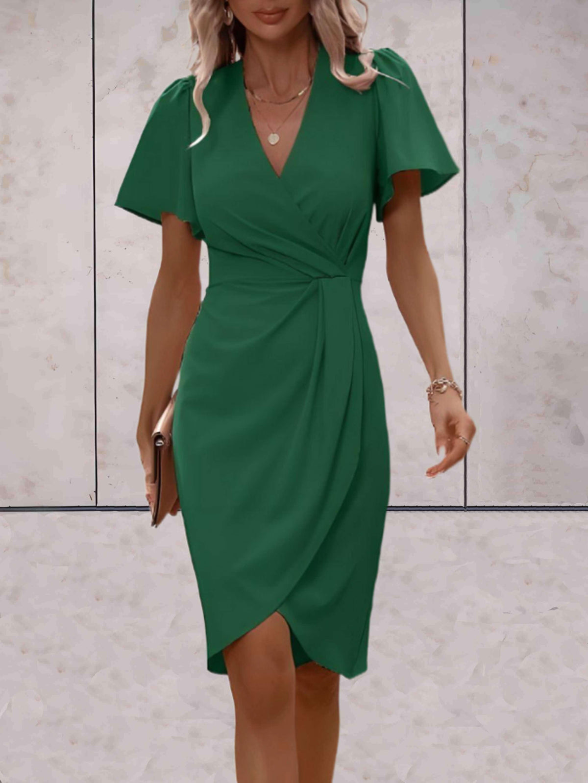 Robe moulante à manches fluides