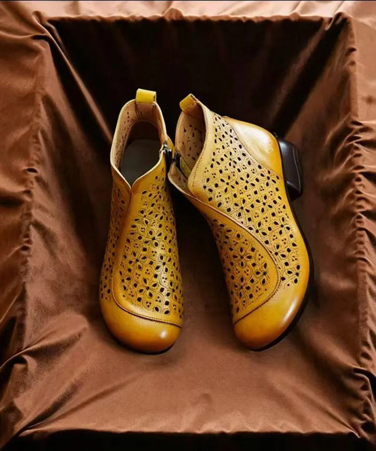 Bottines femme vintage ajourées avec fermeture éclair latérale et talon bas 1