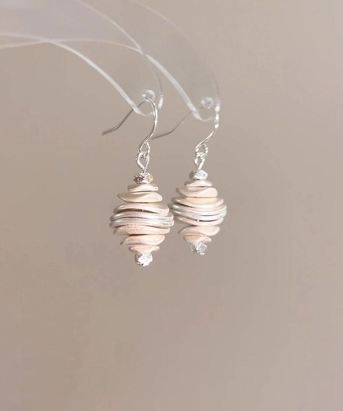 Boucles d'oreilles pendantes femme forme conque design original 0