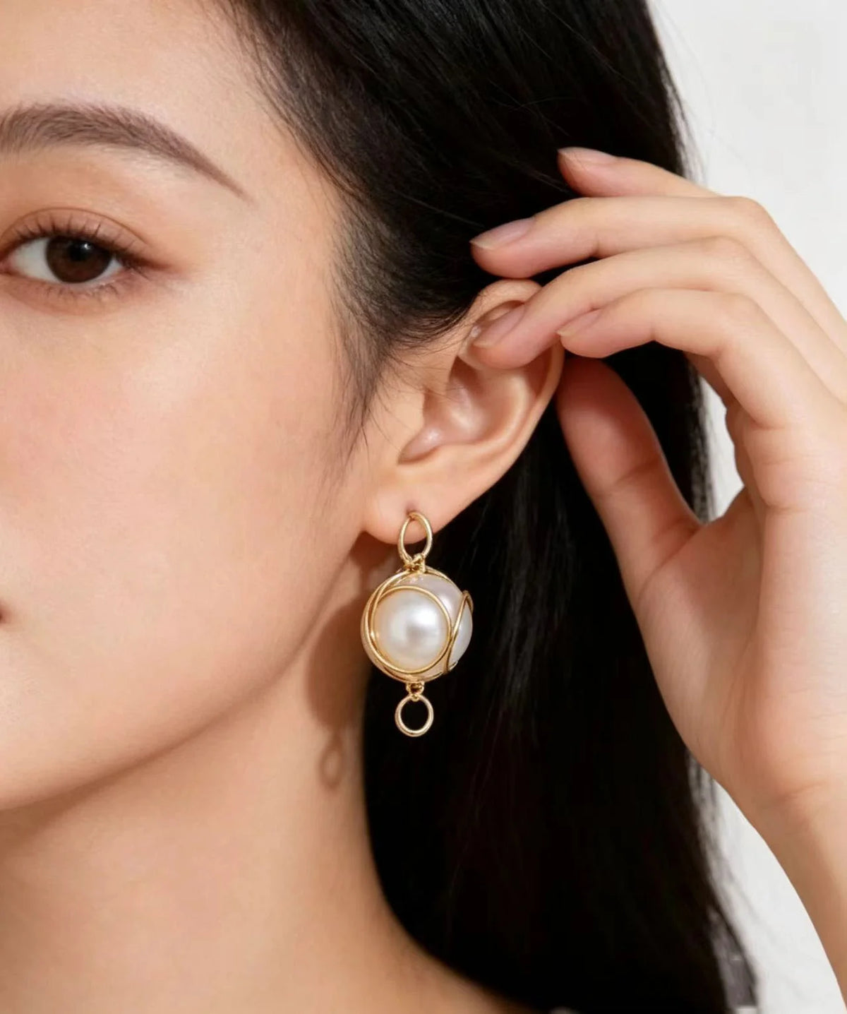 Boucles d'oreilles pendantes pour femme avec perles blanches et fil enroulé 1