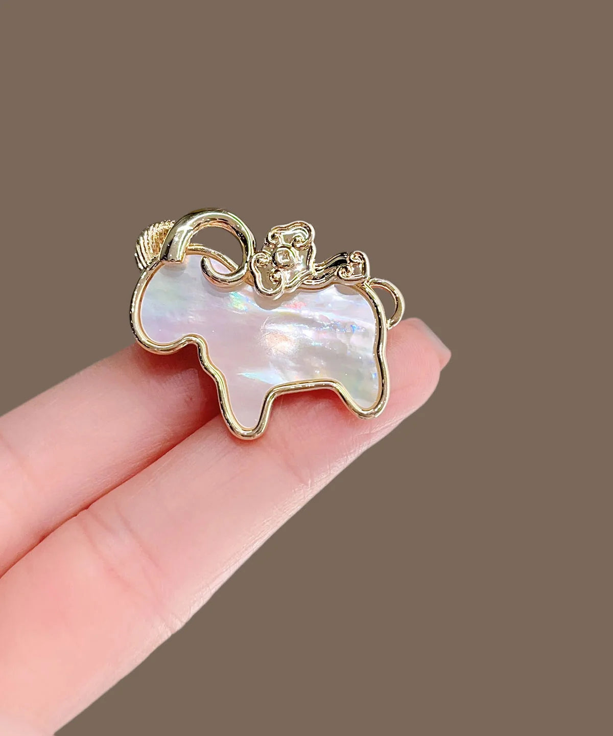 Broche Femme Originale en Forme de Chèvre pour Vêtement 1