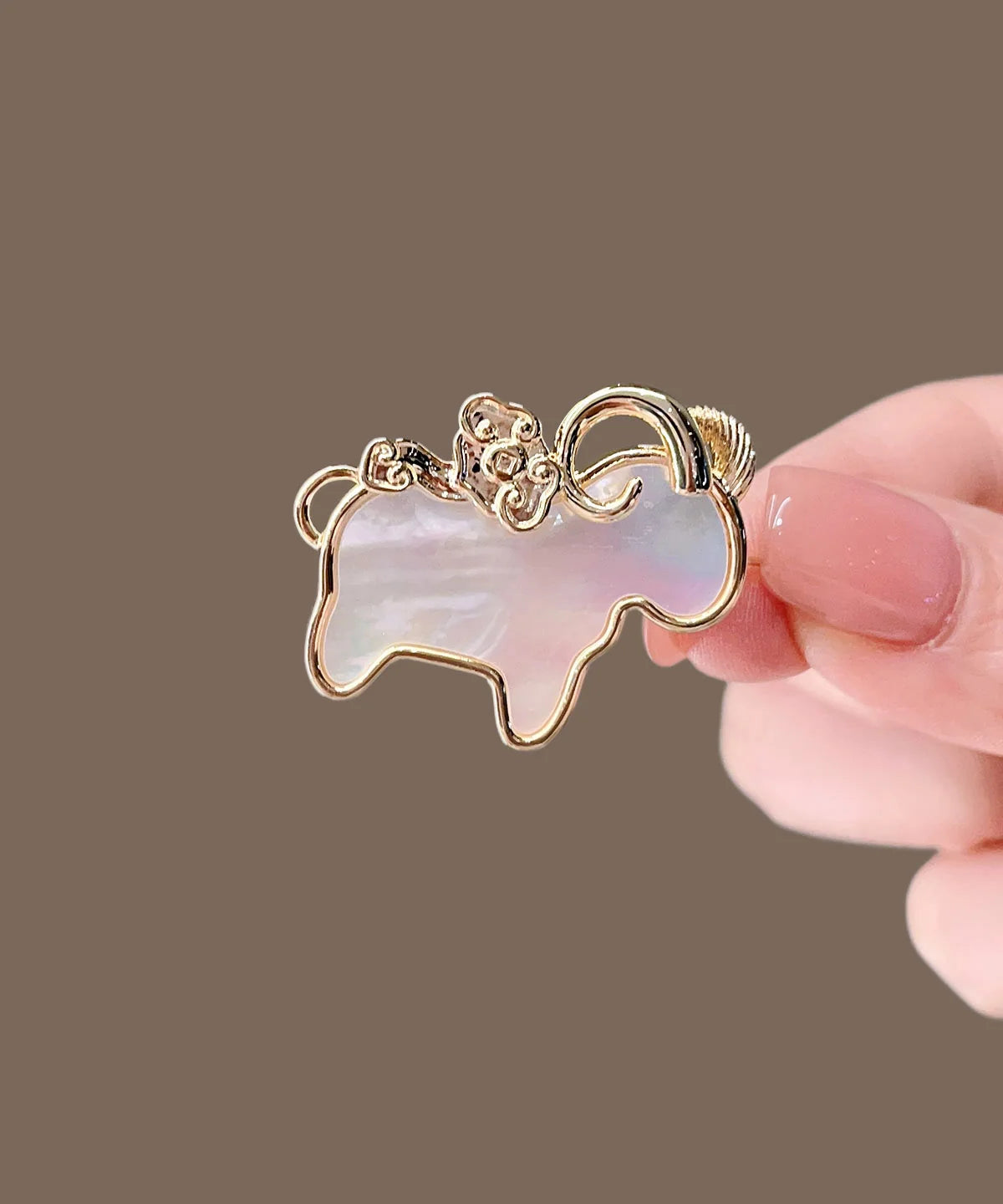 Broche Femme Originale en Forme de Chèvre pour Vêtement 2