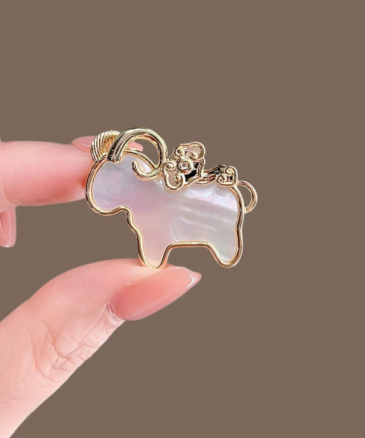 Broche Femme Originale en Forme de Chèvre pour Vêtement 4