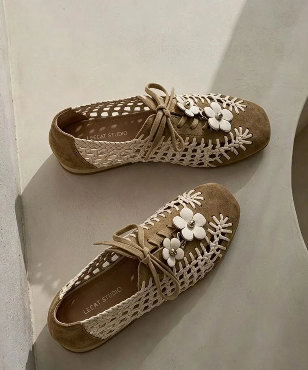 Chaussures plates femme décontractées à lacets avec détails floraux ajourés 1