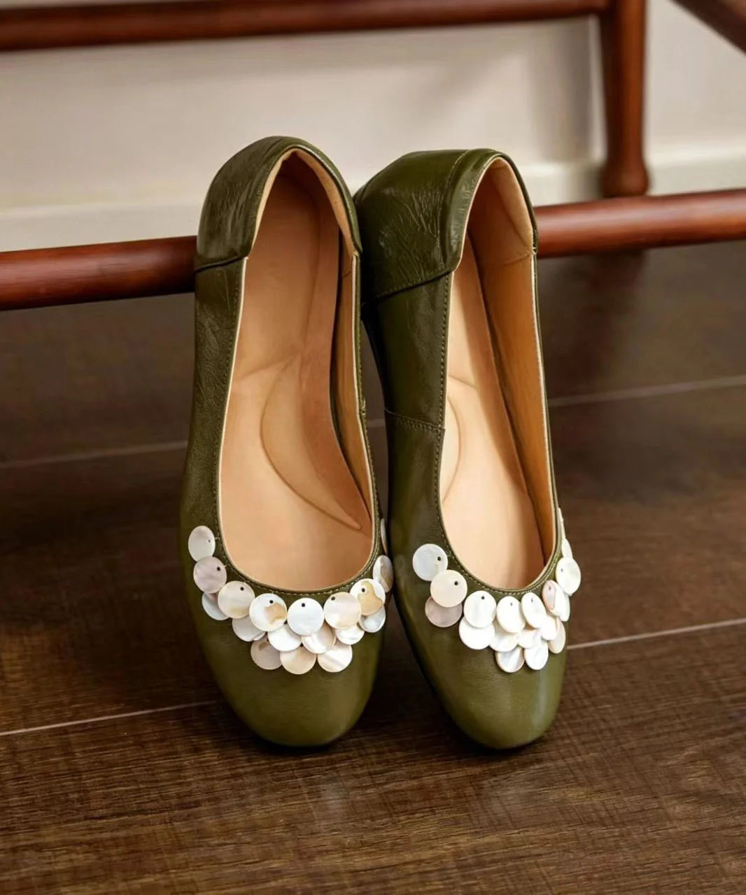 Chaussures plates femme décorées de coquillages verts personnalisables 3