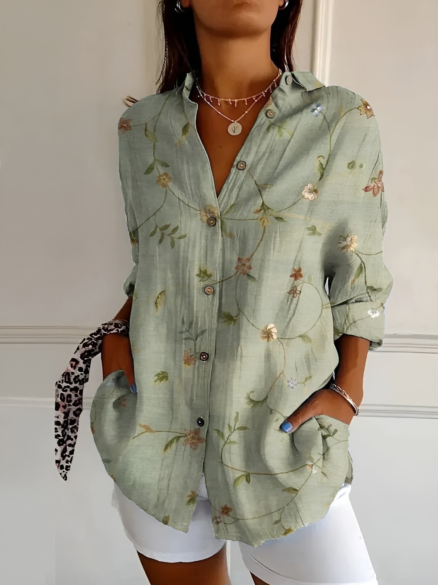 Chemise à boutons pour femmes en tissu léger à motif floral 1