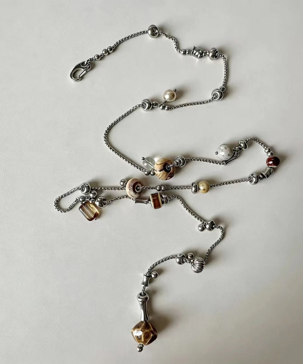 Collier Femme Lariat Boho avec Perles Élégantes et Détails Modernes 3