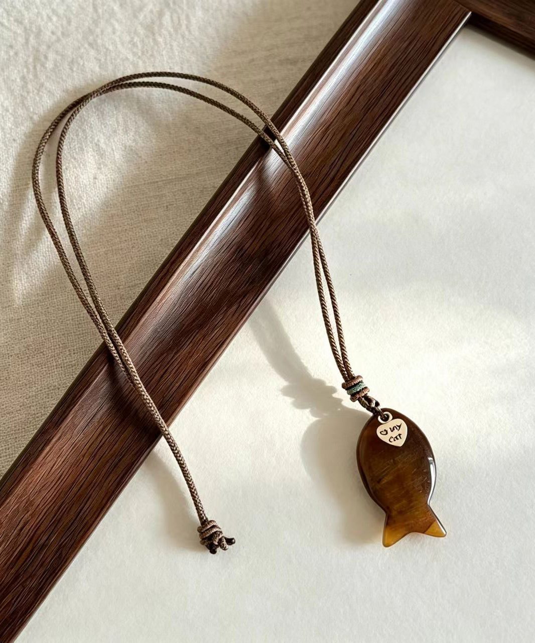 Collier Femme Pendentif Œil de Tigre et Poisson 2