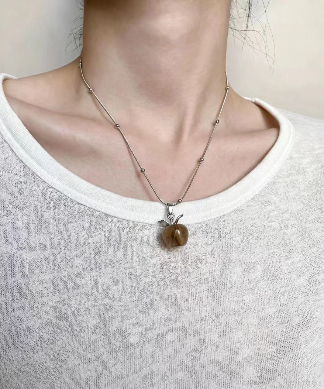 Collier pendentif pour femme style naturel et minimaliste 1