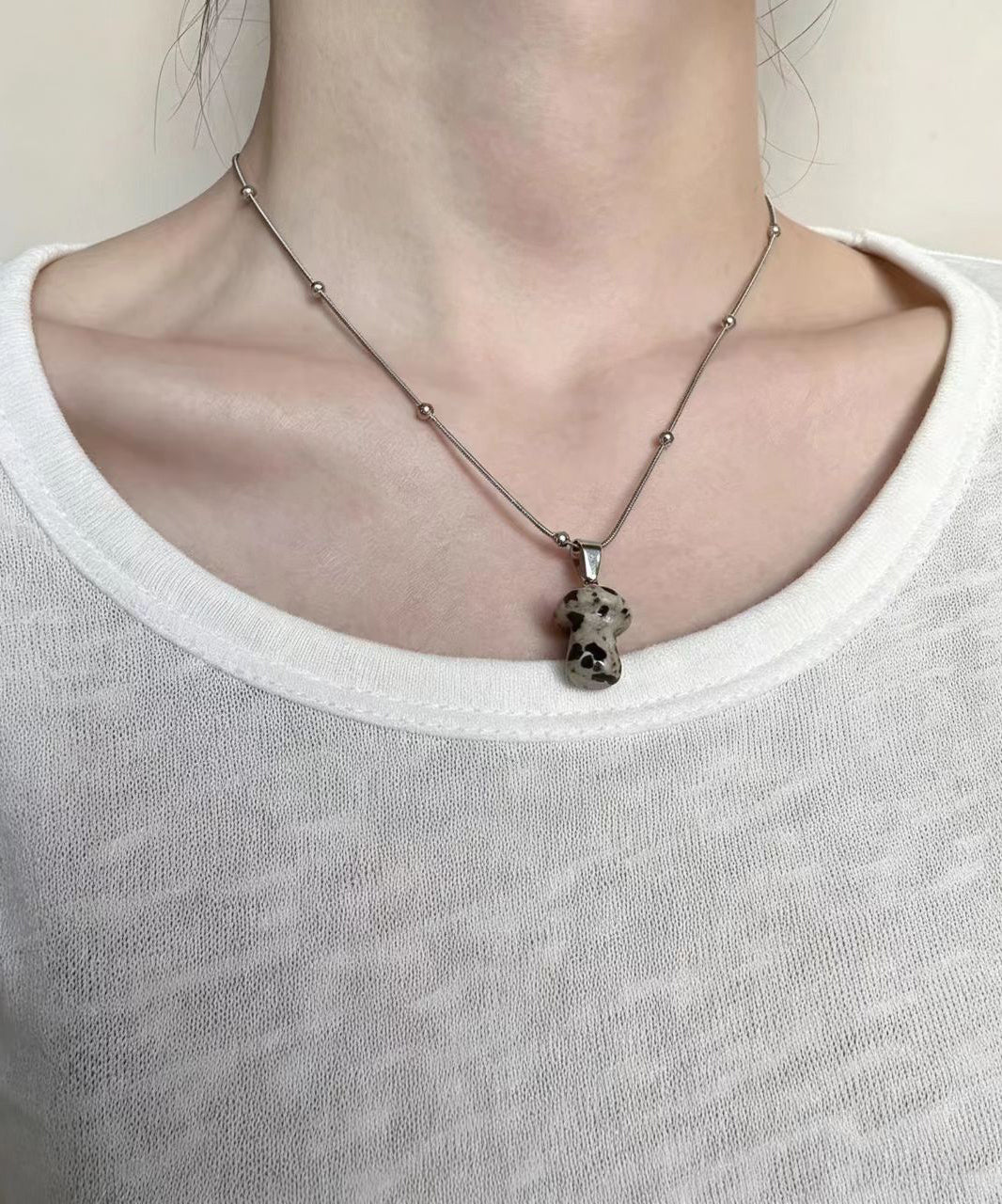 Collier pendentif pour femme style naturel et minimaliste 3