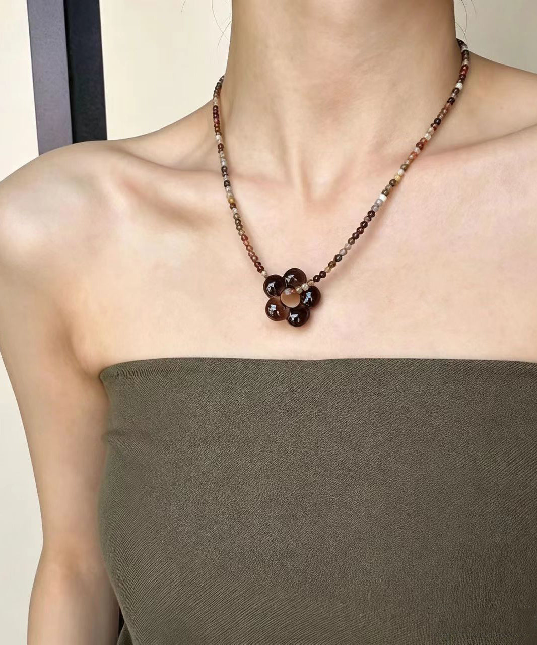 Collier ras du cou pour femme avec pendentif floral en pierre naturelle 1