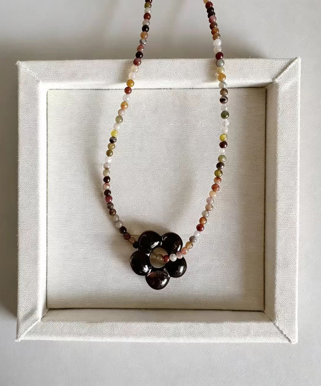 Collier ras du cou pour femme avec pendentif floral en pierre naturelle 4