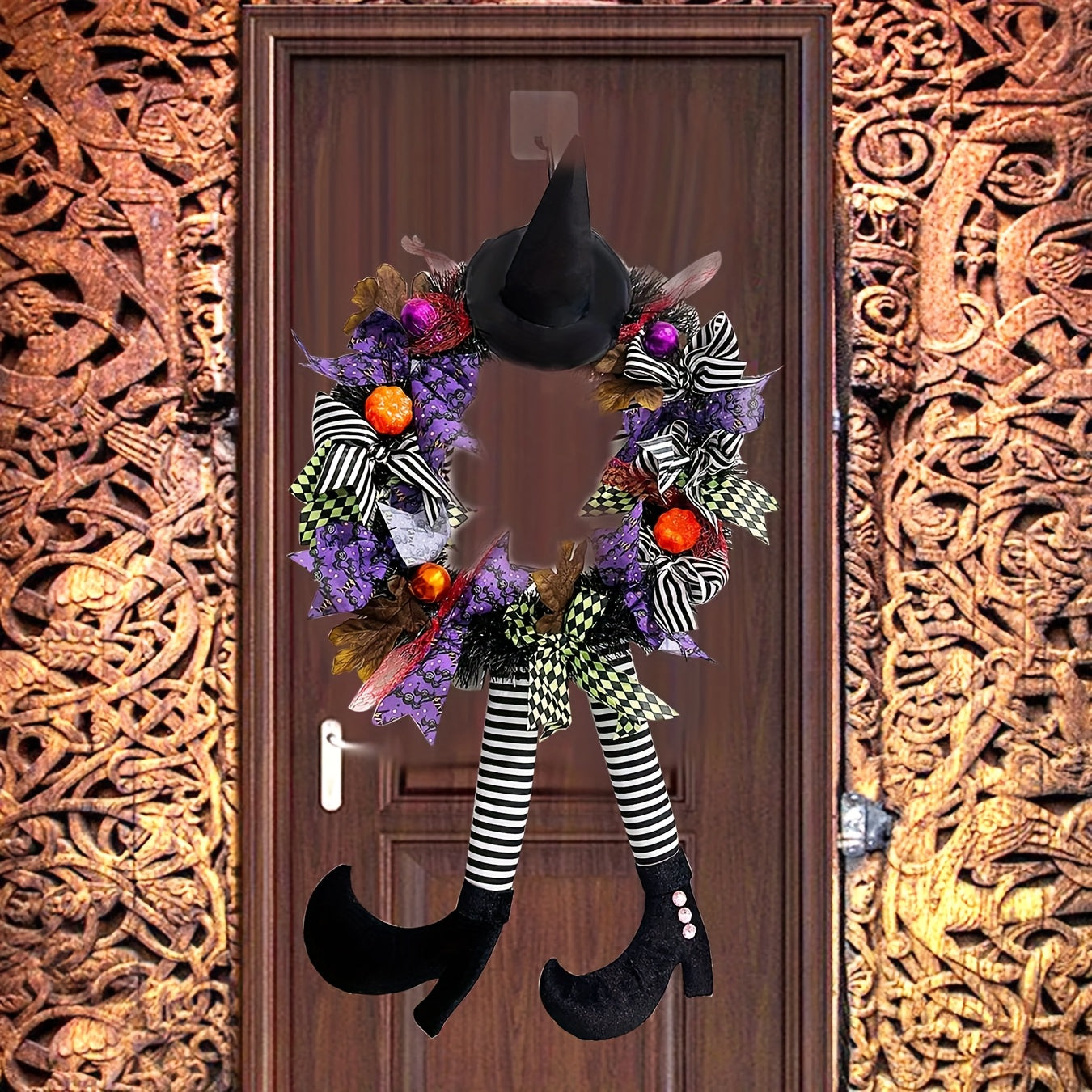 Couronne de porte Halloween avec jambes de sorcière 1