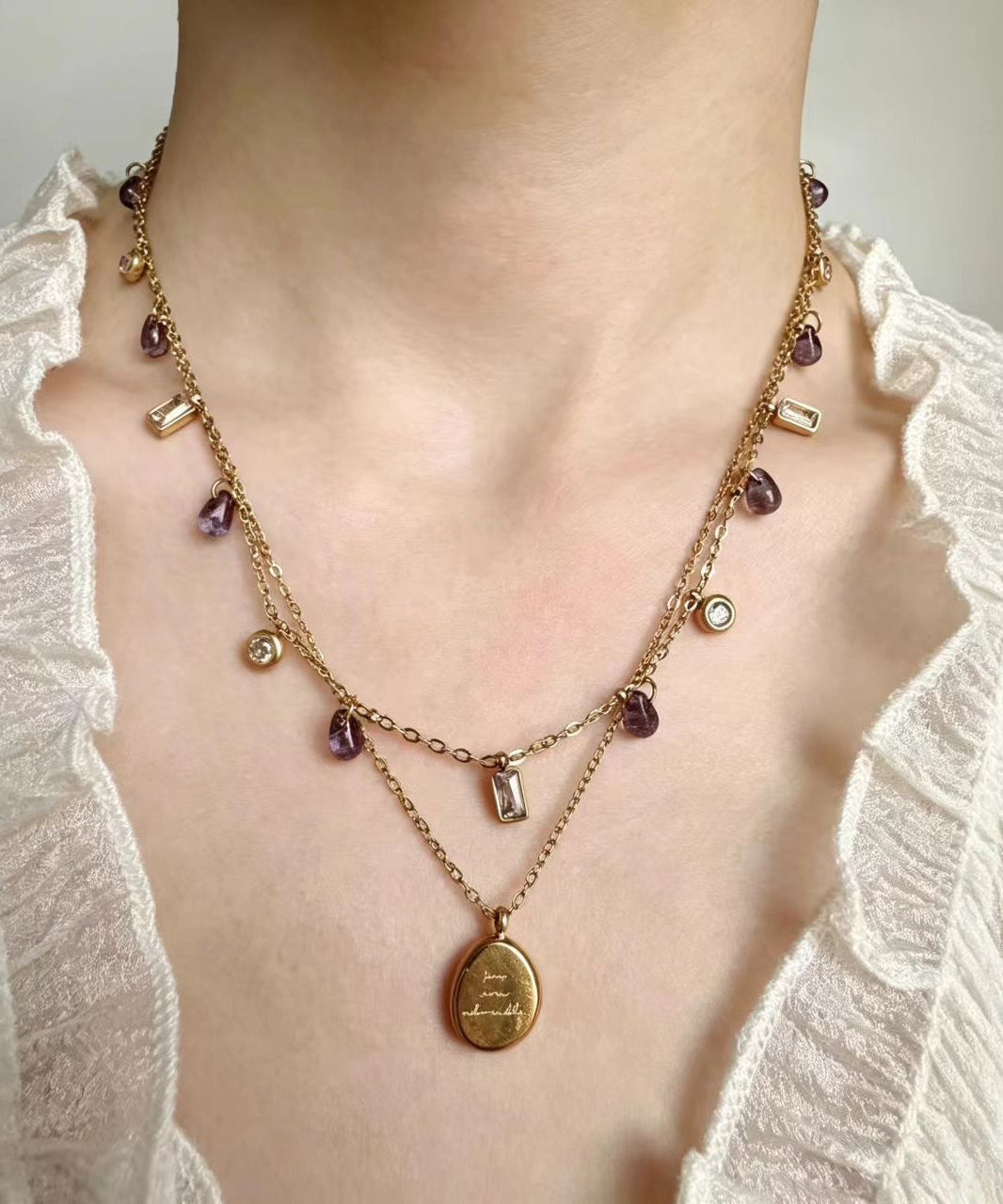 Ensemble de deux colliers pour femme avec pendentifs en verre doré 2