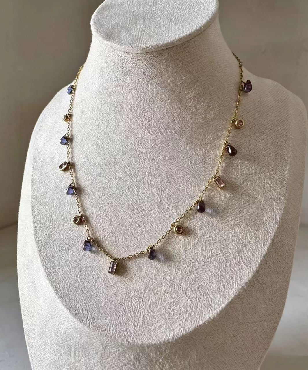 Ensemble de deux colliers pour femme avec pendentifs en verre doré 3