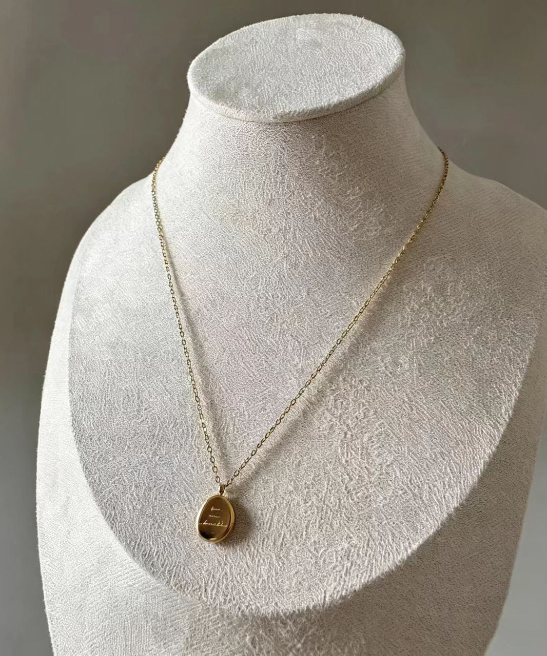 Ensemble de deux colliers pour femme avec pendentifs en verre doré 4