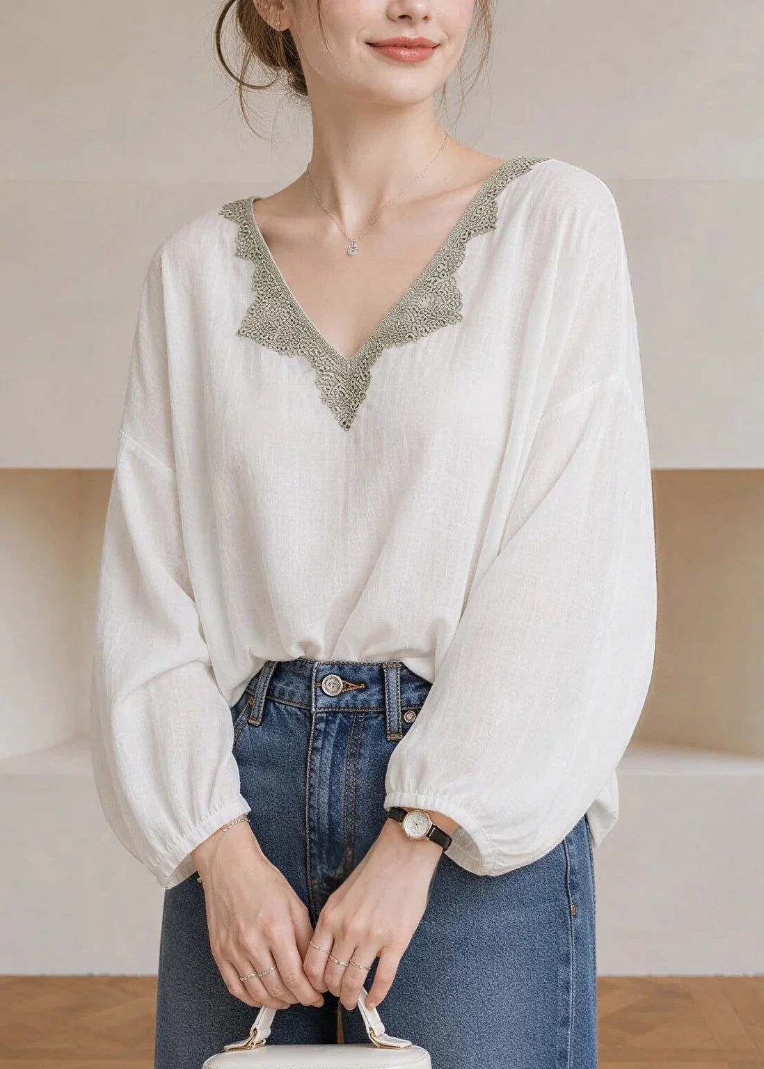 Femme Haut Blanc Col V avec Manches Lanternes et Empiècements Dentelle 2