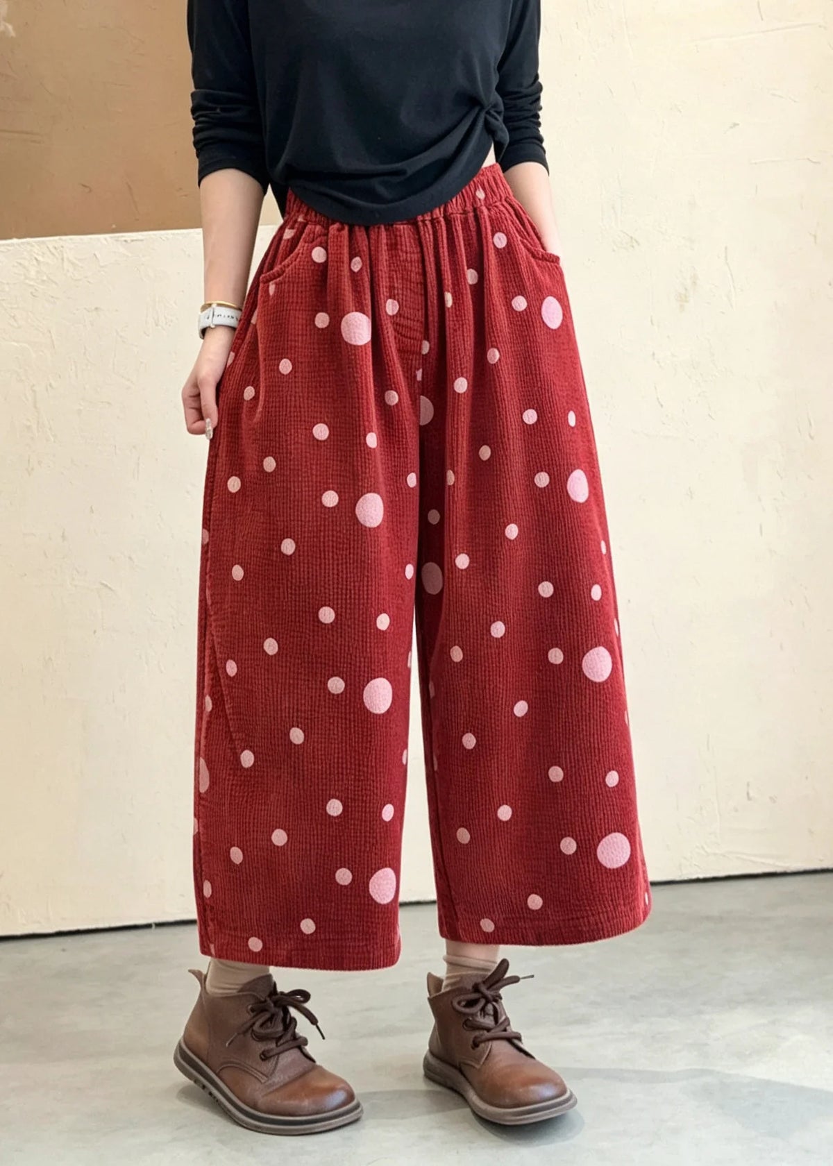 Pantalon court femme à pois rouges taille élastique et ourlet retroussé 2