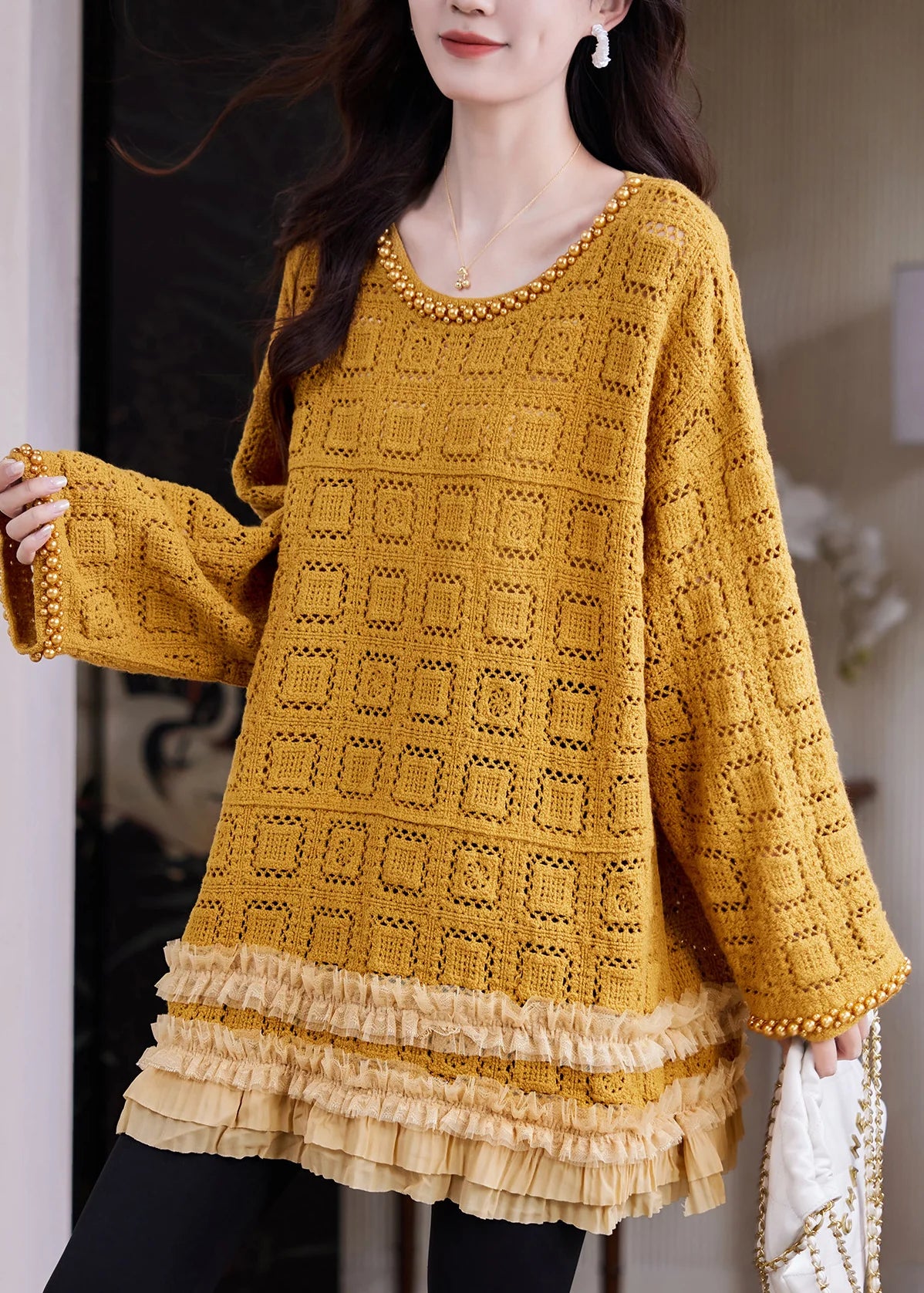 Pull long femme ajouré à volants et perles 1