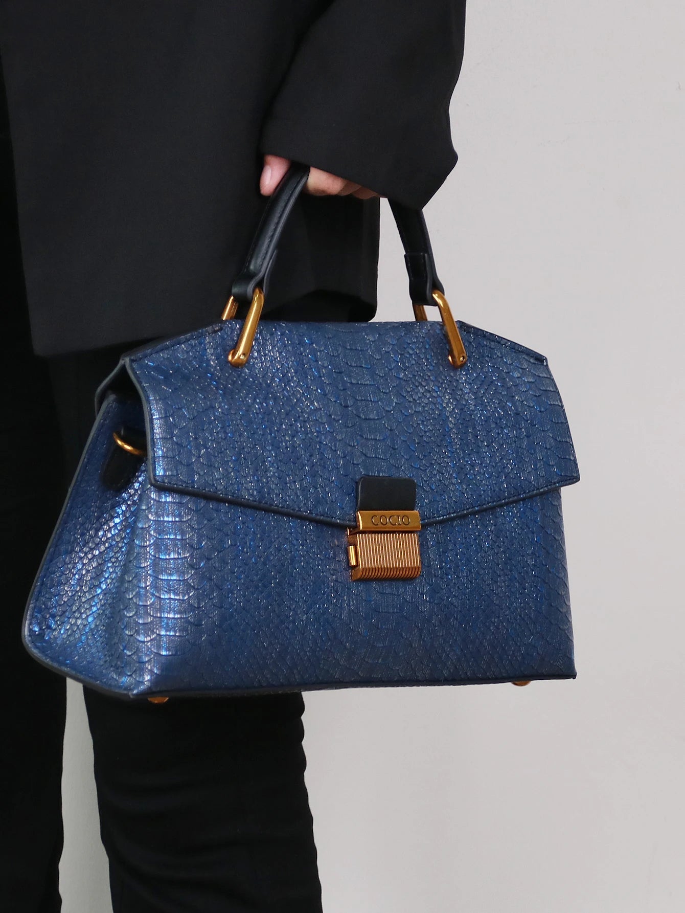 Sac à main en cuir végétalien à imprimé serpent 1