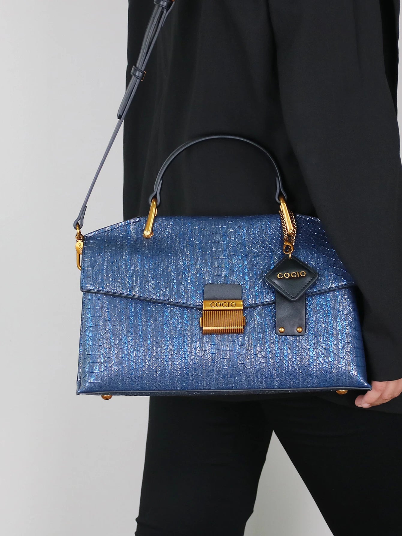 Sac à main en cuir végétalien à imprimé serpent 4