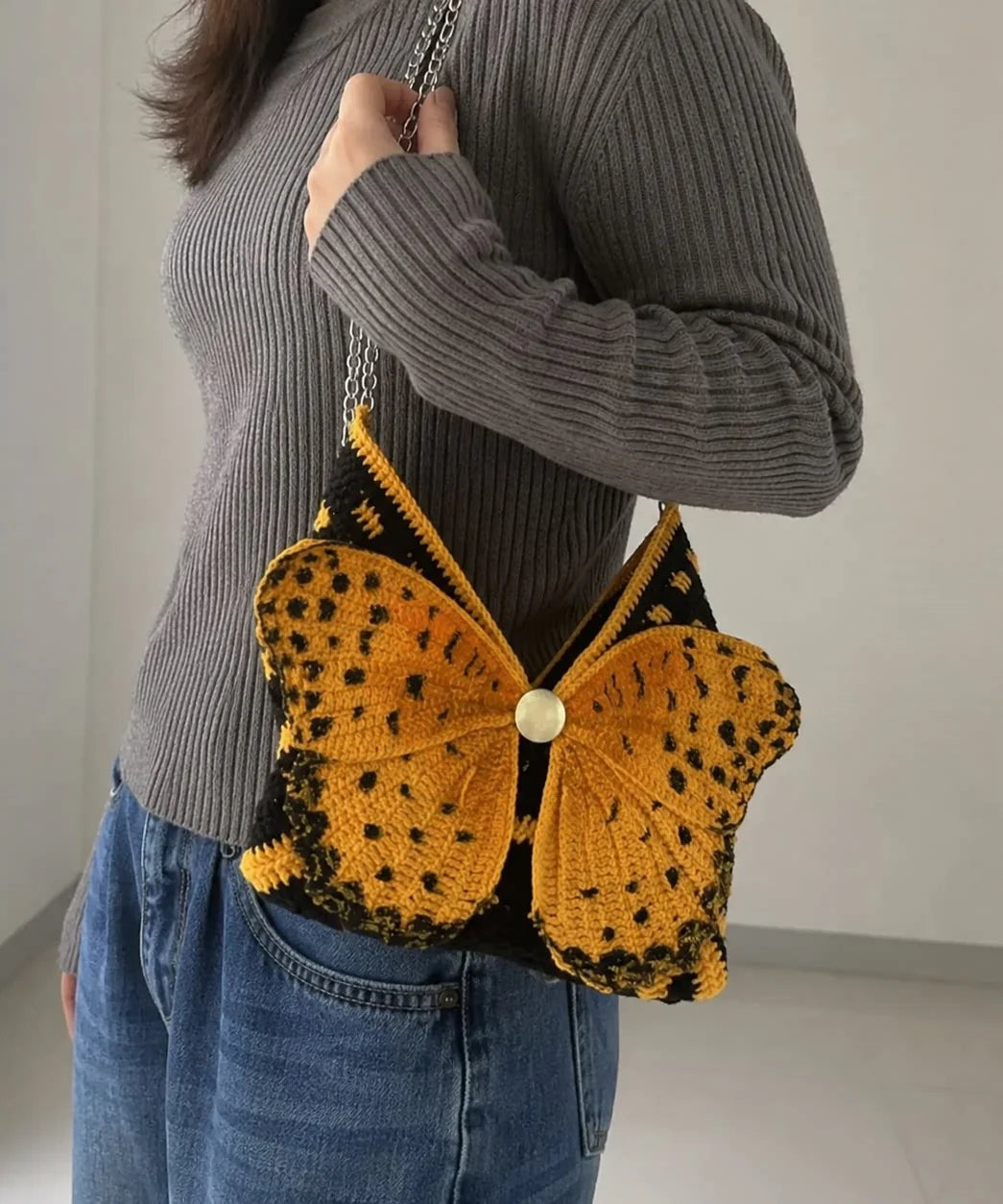 Sac bandoulière femme motif papillon tricoté main 1
