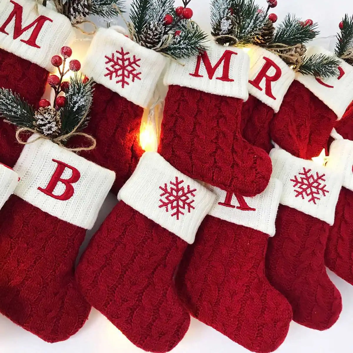 Chaussettes tricotées avec des lettres de Noël