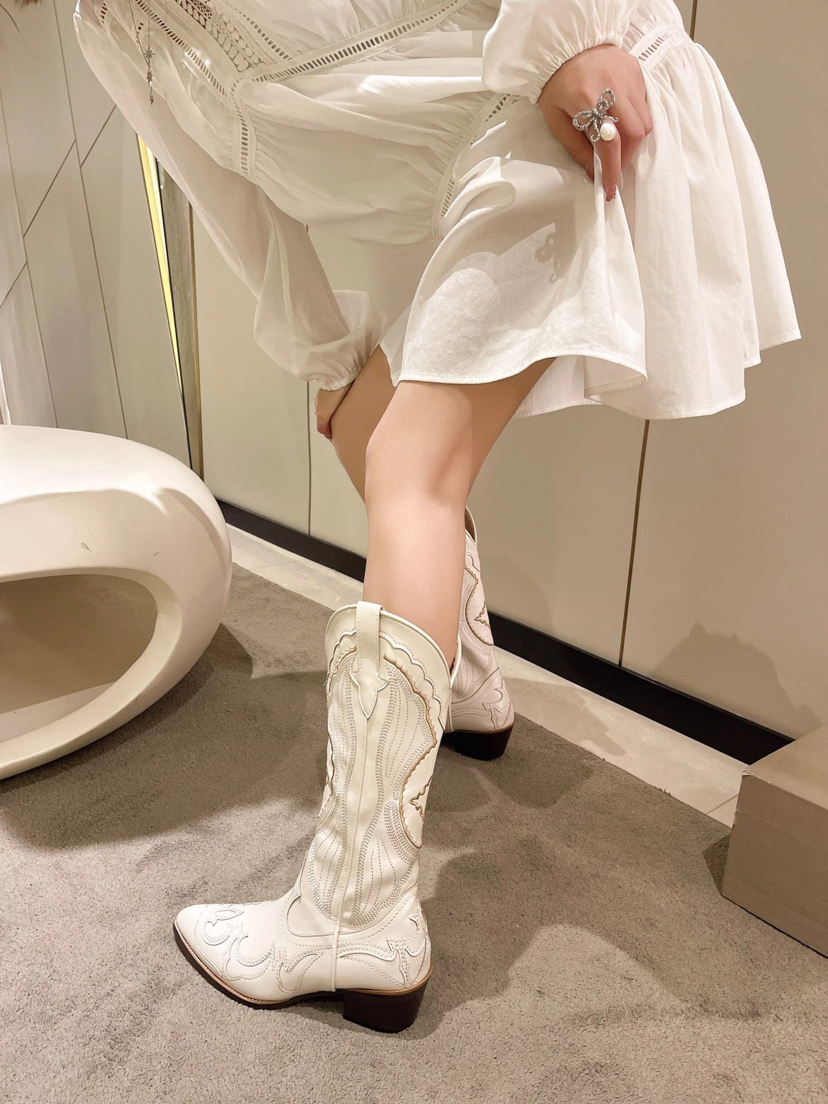 Bottes mi-mollets brodées pour femmes