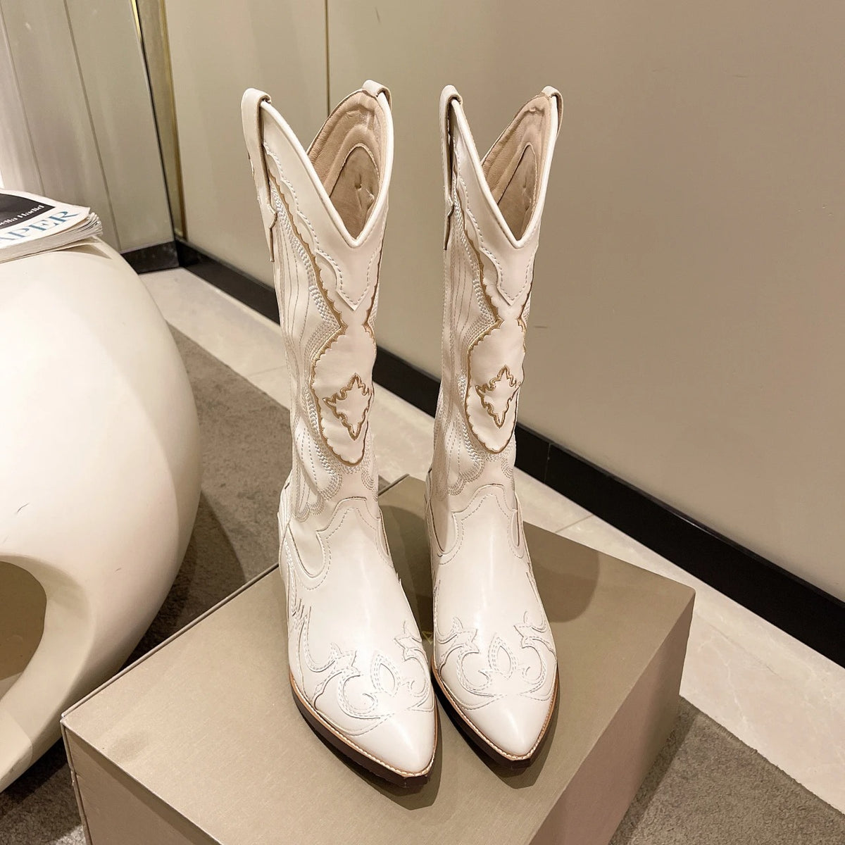 Bottes mi-mollets brodées pour femmes