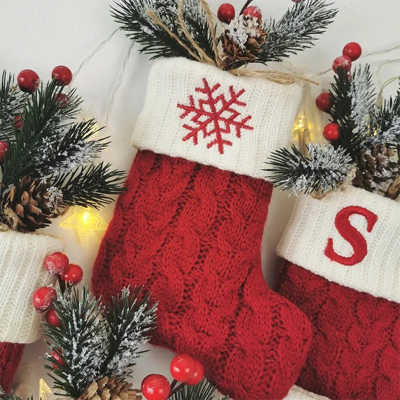 Chaussettes tricotées avec des lettres de Noël