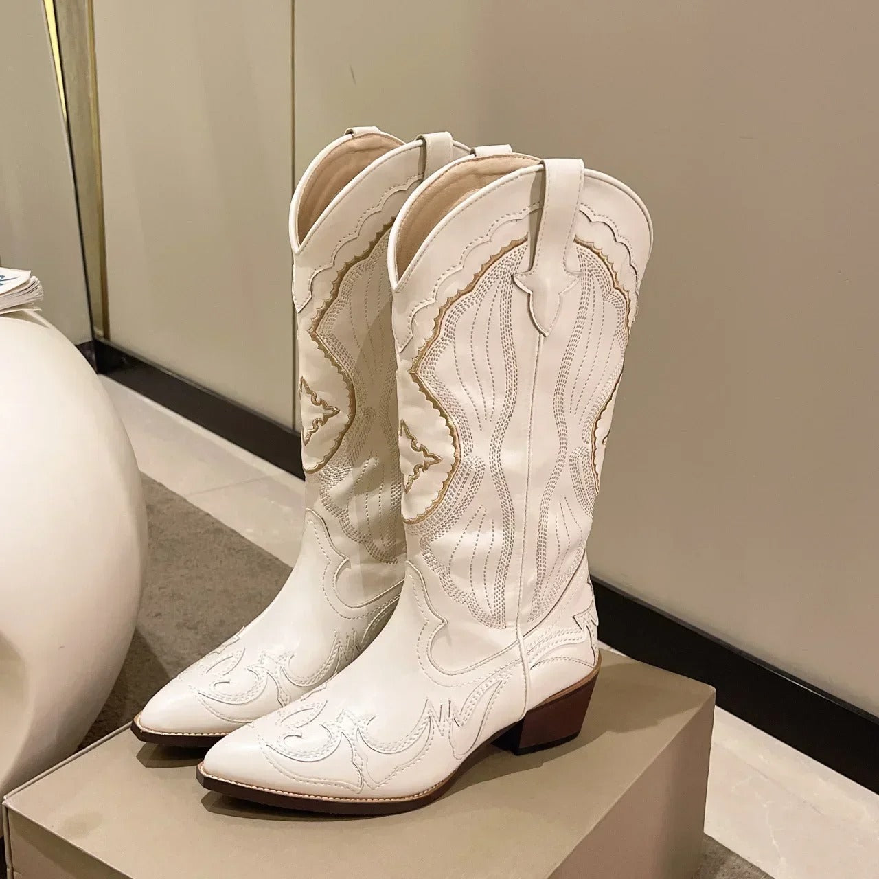 Bottes mi-mollets brodées pour femmes