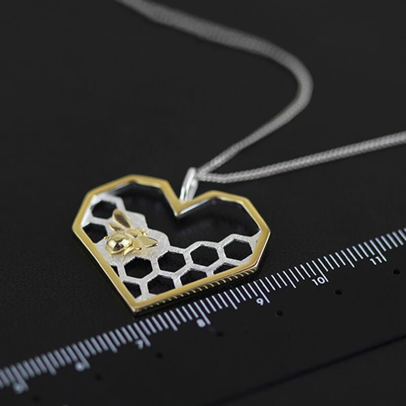 Collier à cœur en nid d'abeille