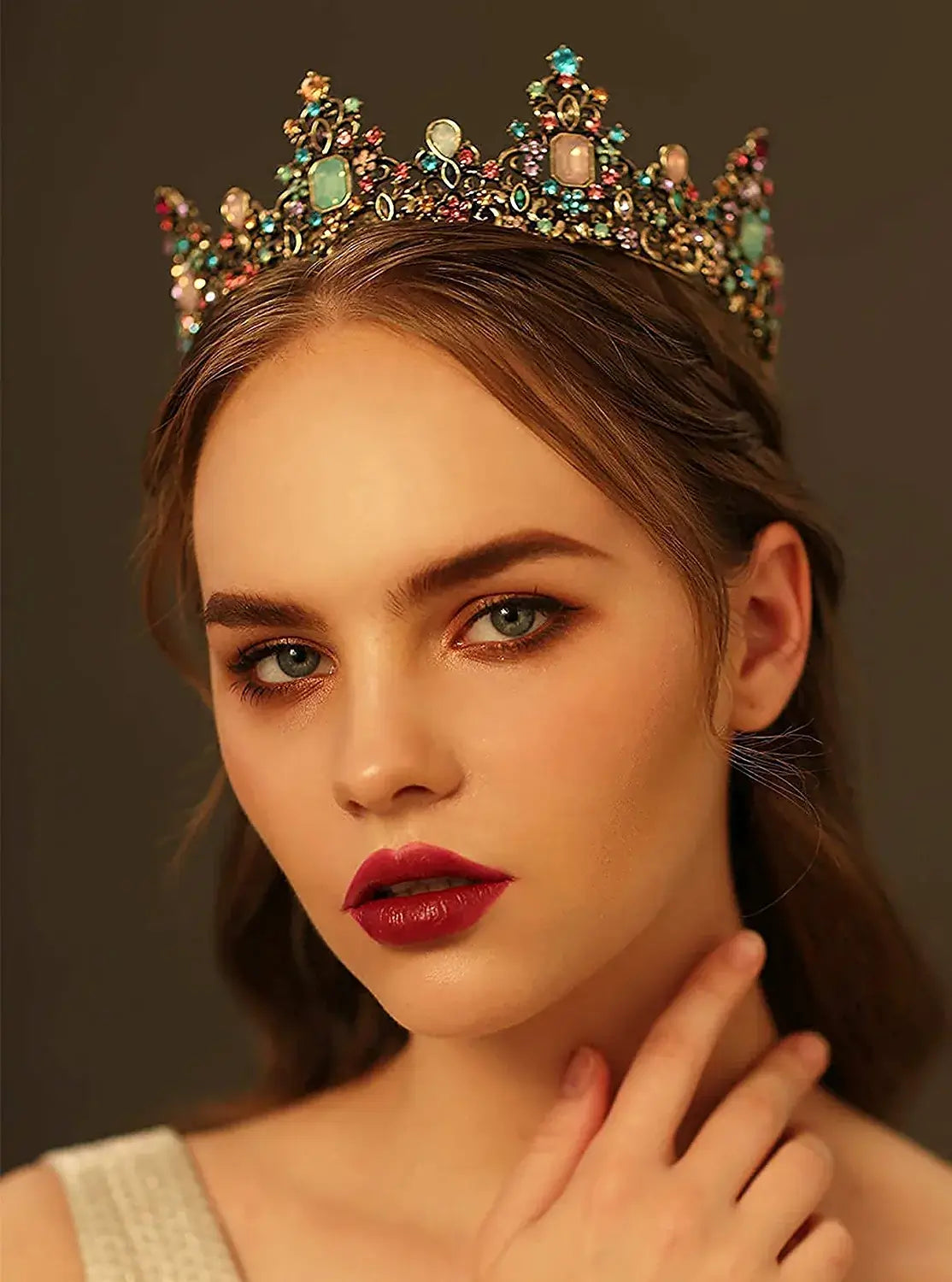 Couronne de reine baroque ornée de bijoux